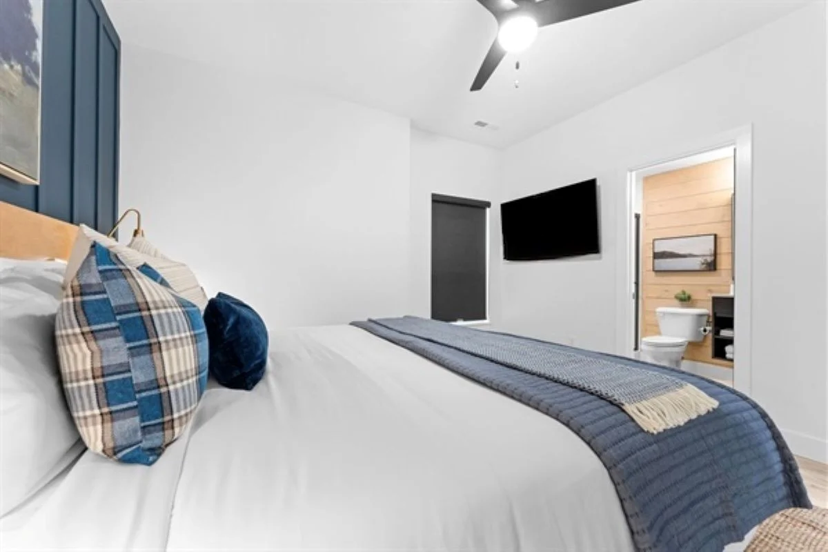 Upper level double king bedroom #2 w/ ensuite bath