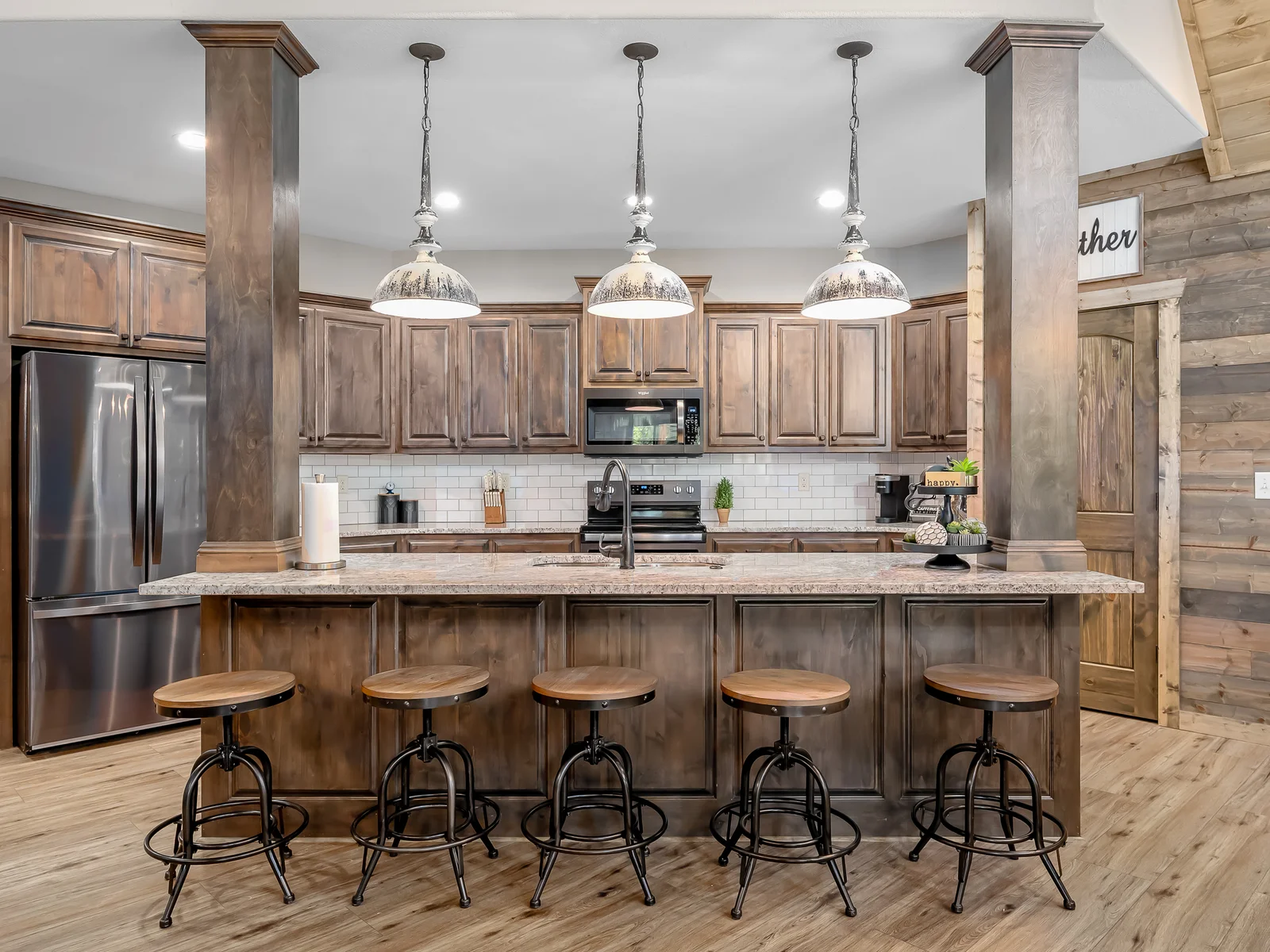 Fabulous kitchen for preparing meals and snacks