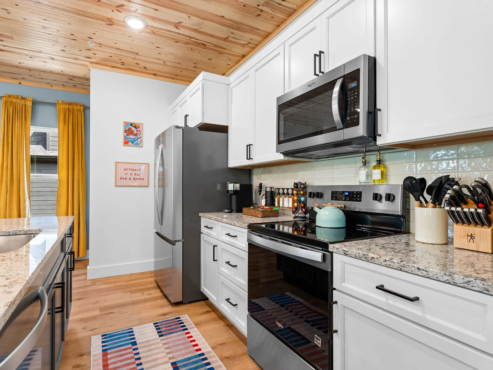 Cook, dine, and unwind with a kitchen fully stocked for groups. 🍕🍷