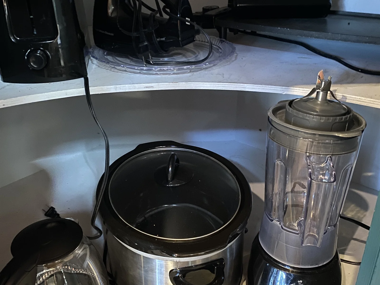 Toaster, Blender, Crockpot, Mixer, Kettle all provided for your use