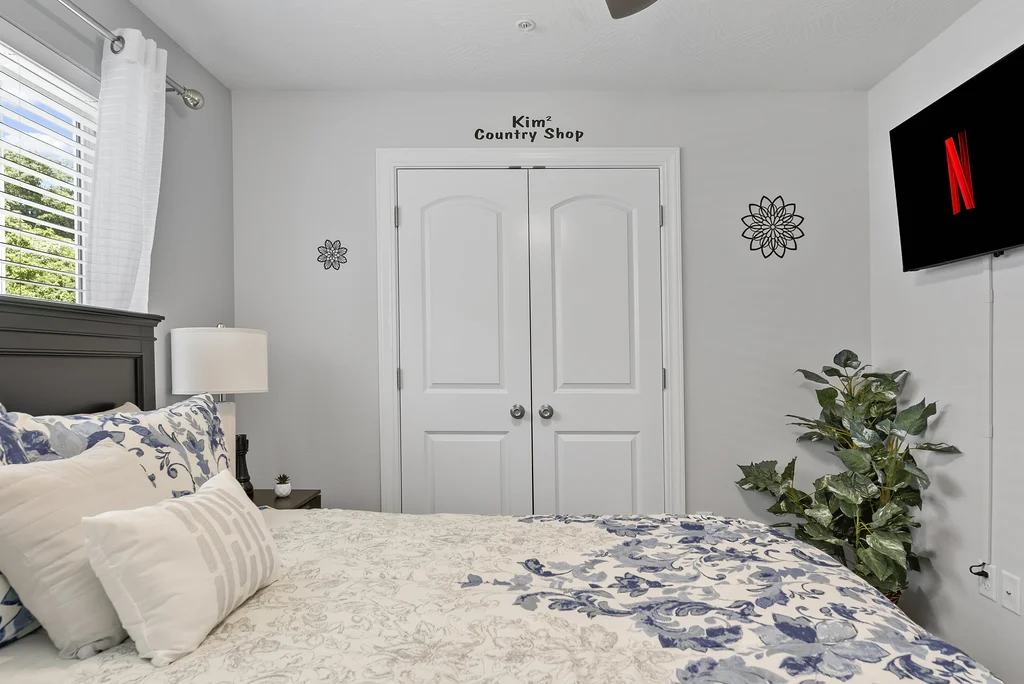 Queen Bedroom with luxury mattress, 40" Smart TV