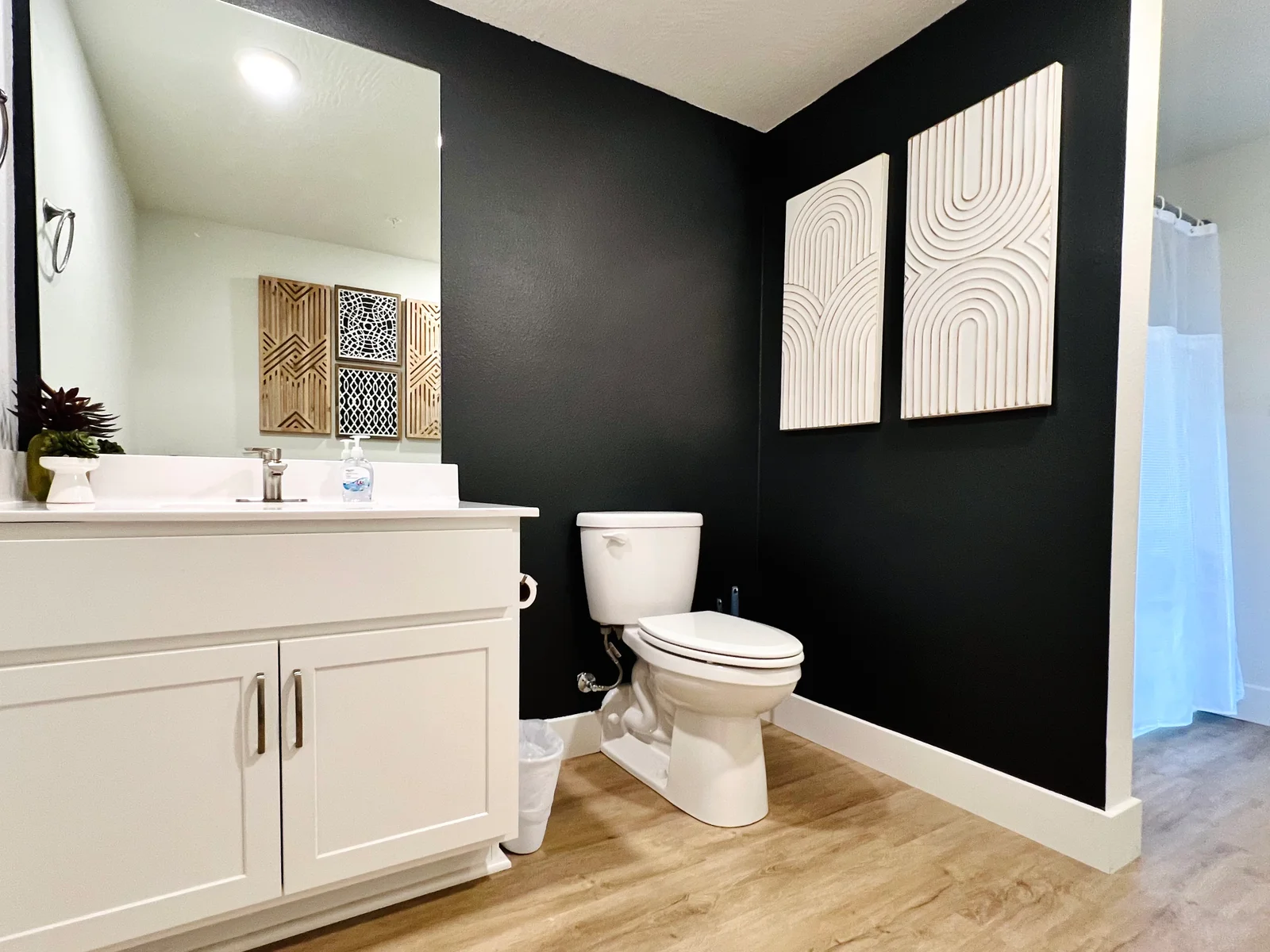 Right King bedroom's ensuite bathroom.