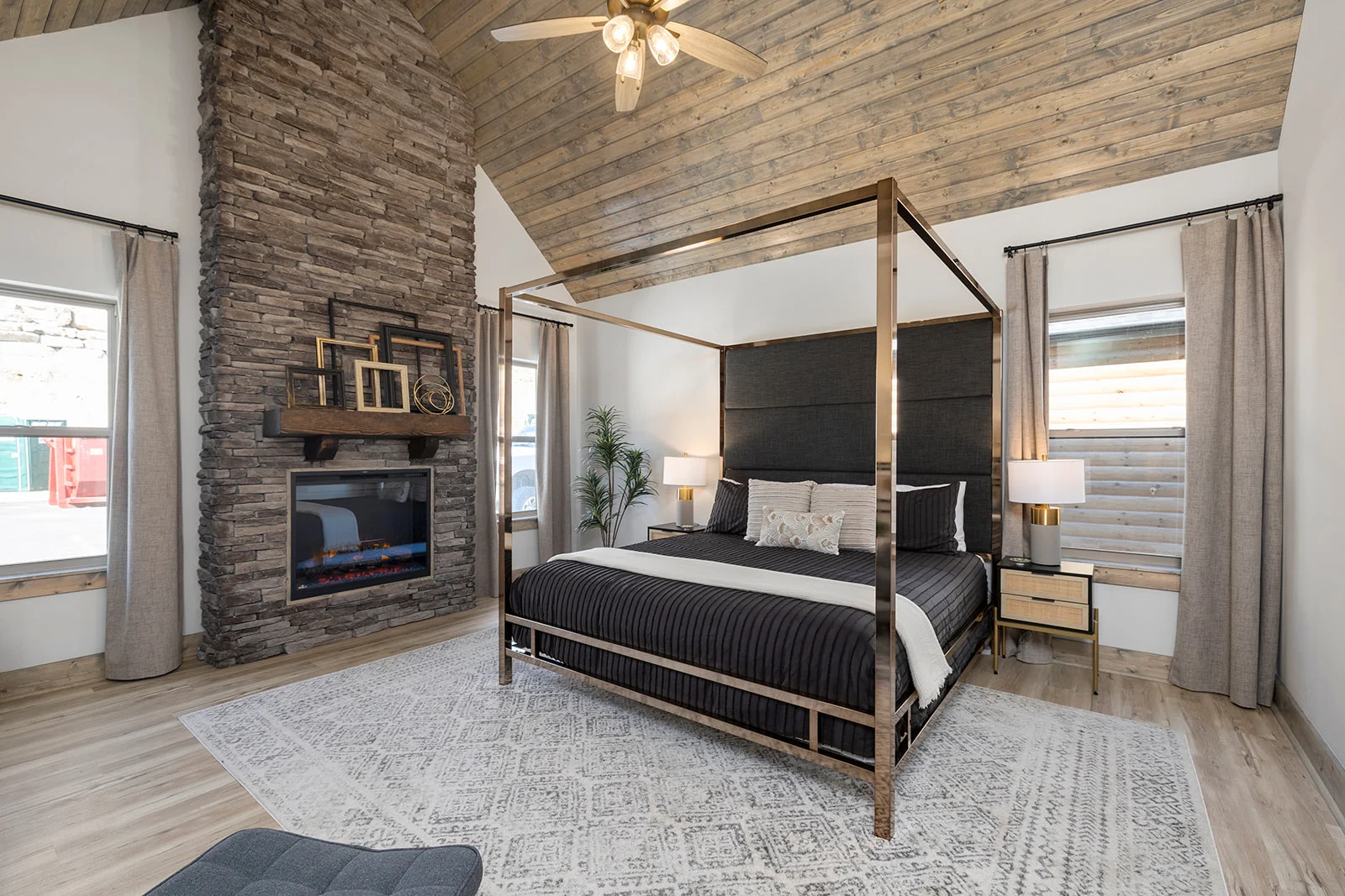 Main level master king bedroom w/ ensuite