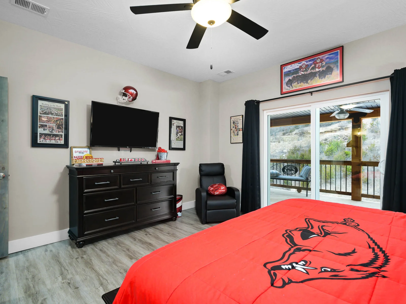 All King and queen bedrooms have 50" smart TVs