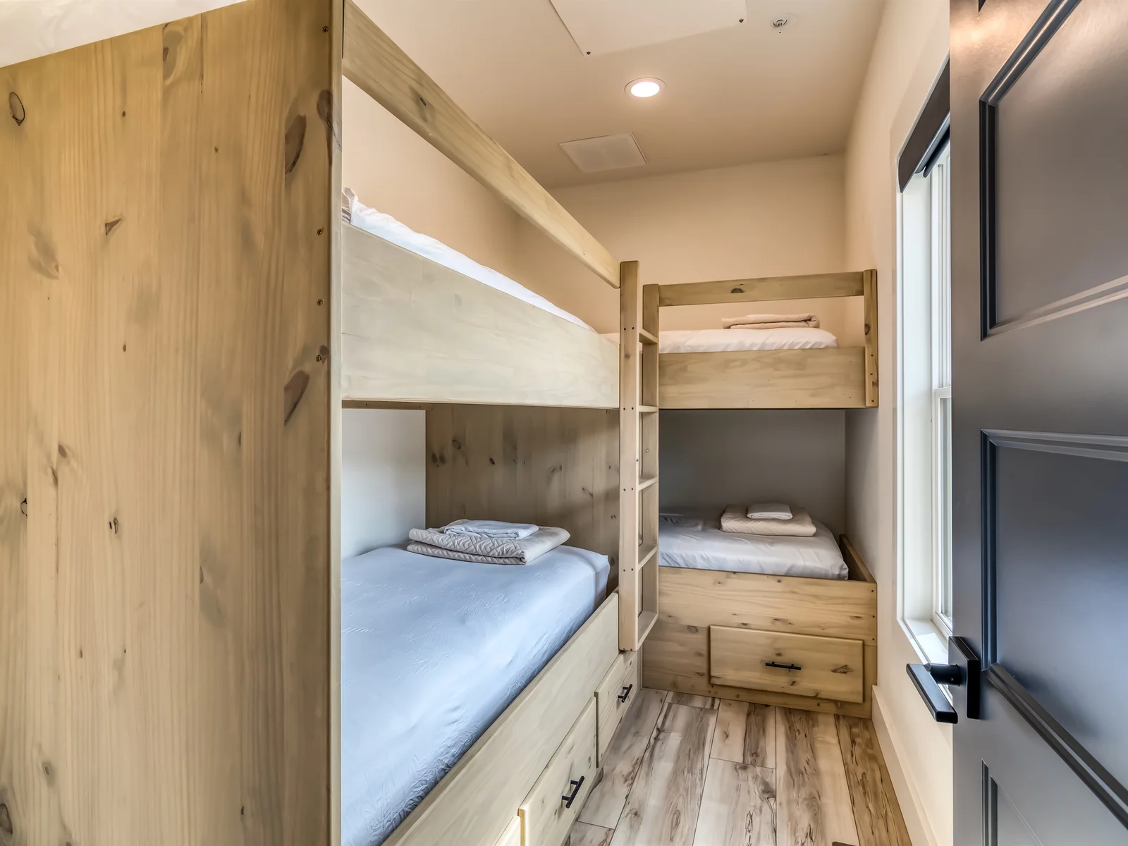 Bunk room sleeps 4 with 2 storage drawers