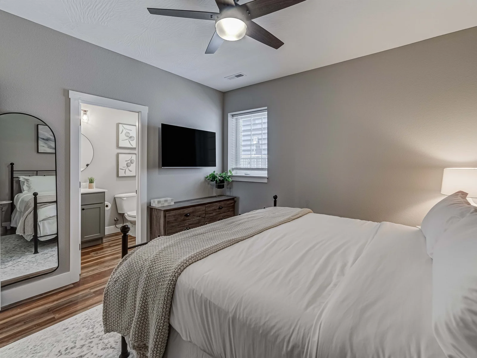 Lower level King #6 with ensuite bathroom
