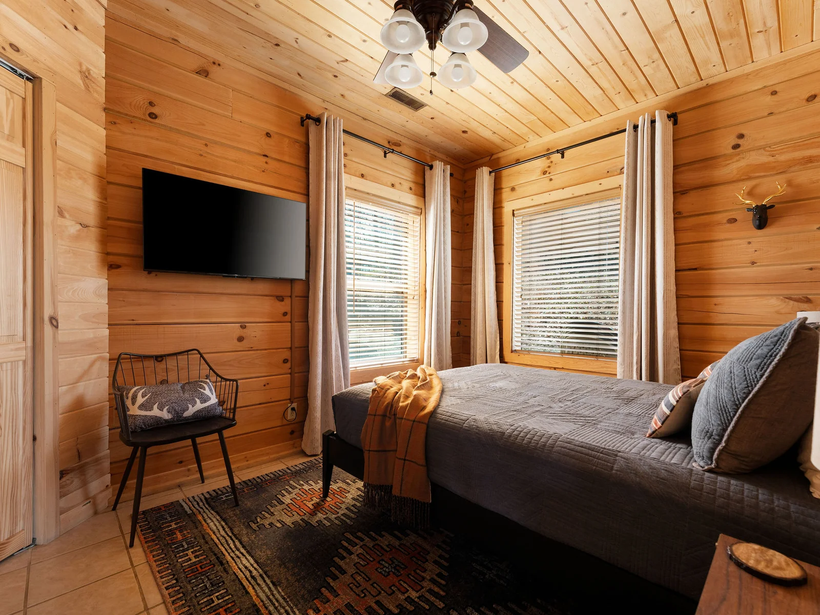 Modern charm meets cozy vibes in this Queen size retreat
