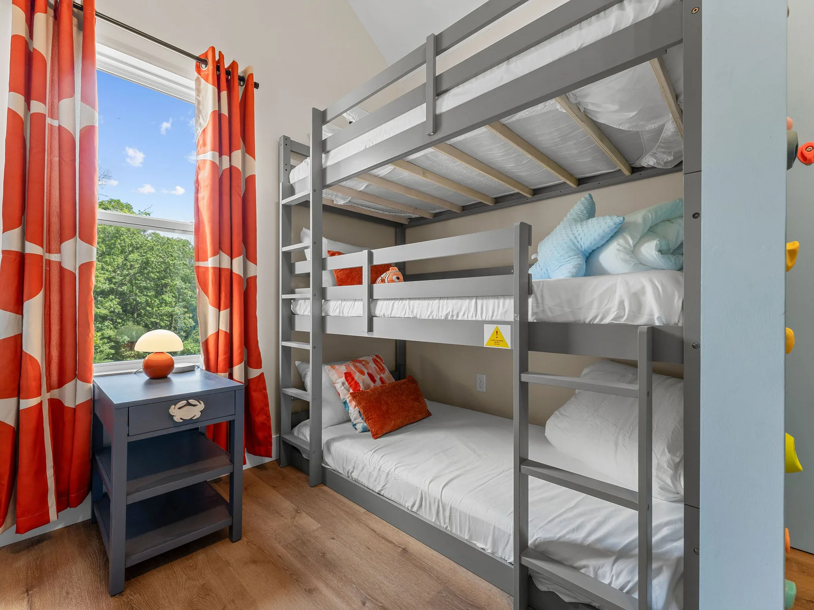 A dream room for kids! With 6 beds, a slide, and a climbing wall, the fun never has to stop. 🧗