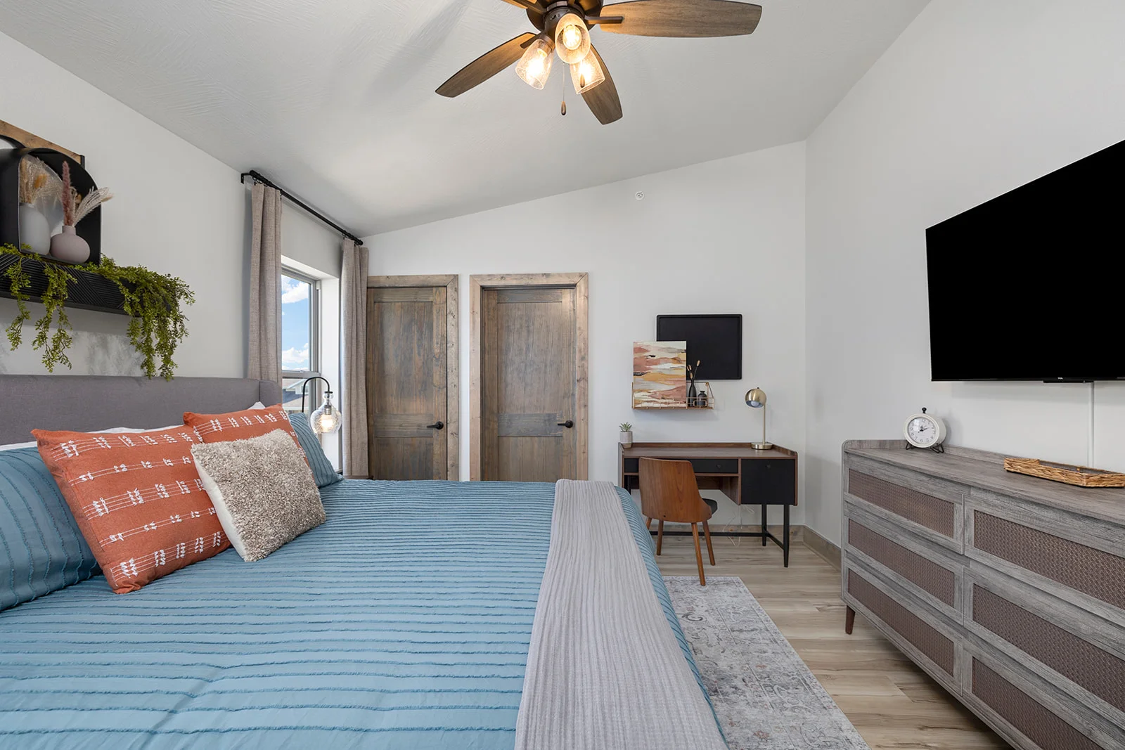 Upper level king #4 w/ ensuite bath and work desk!