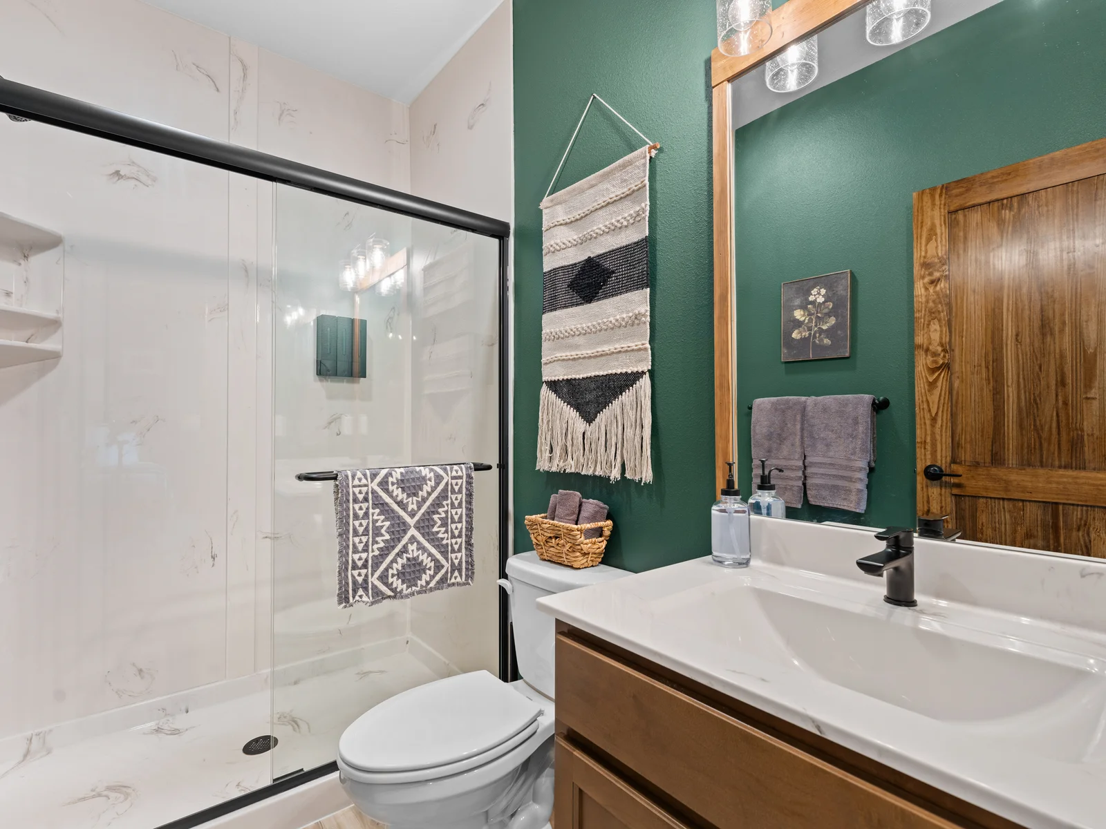 Kind Ensuite #2 w/ Walk-in Shower