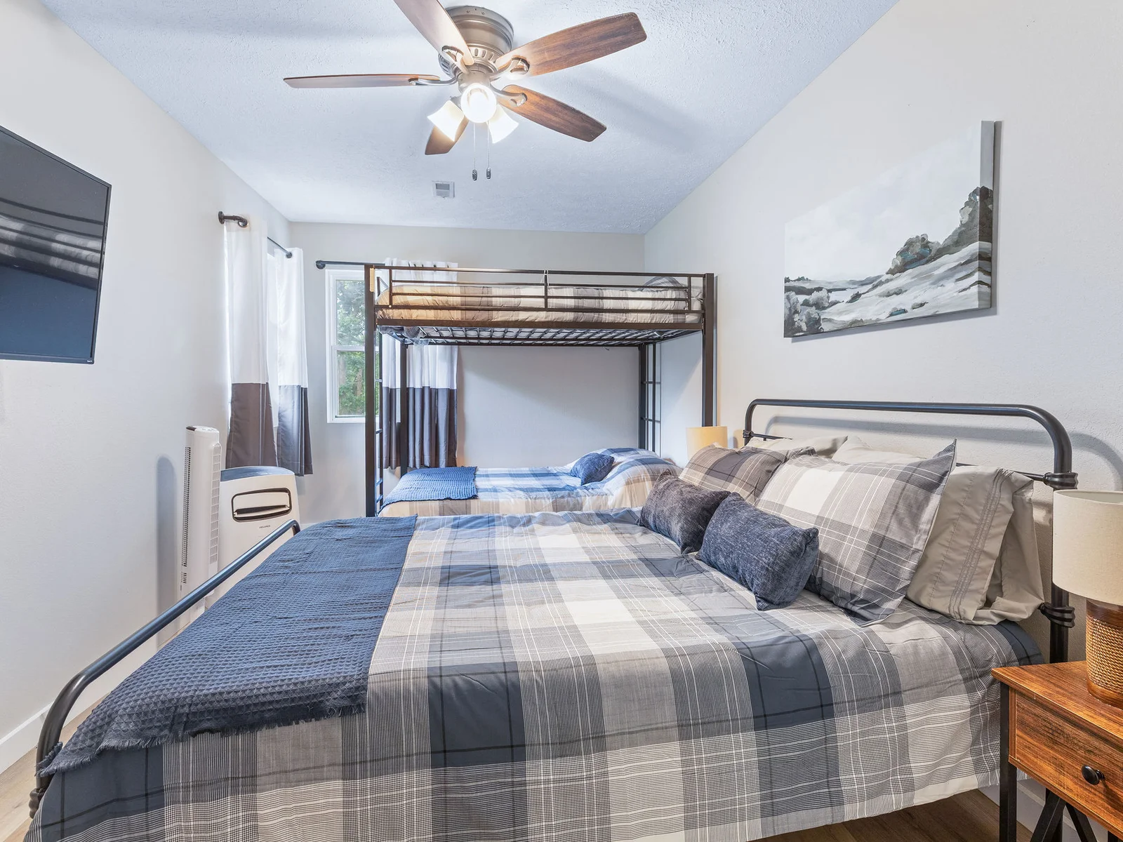 Upper level bedroom #3 w/ queen and 2 full beds