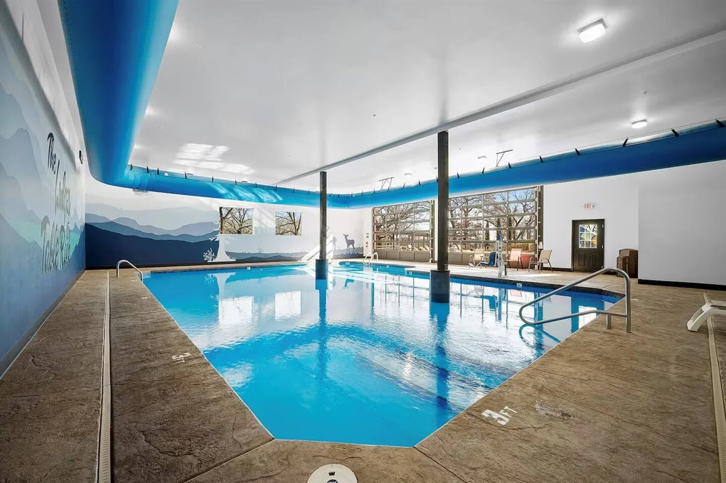 Make a splash any time of year in the resort-style indoor pool. 💦🏊‍♀️