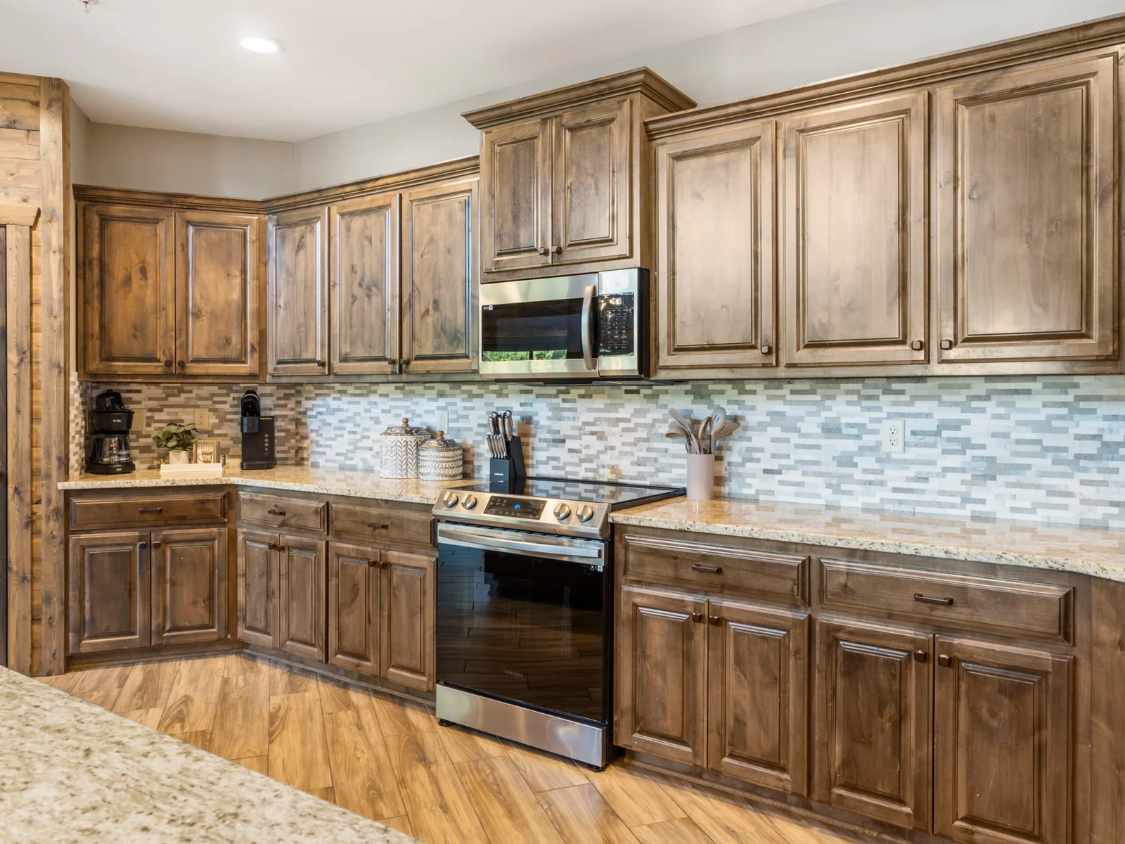Fully stocked kitchen!