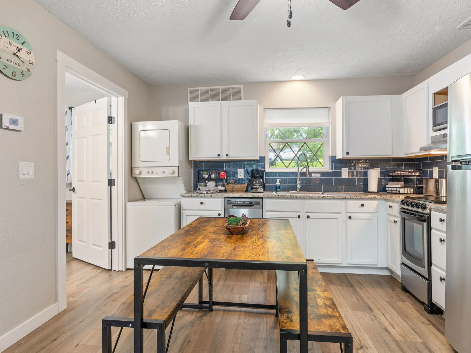 Kitchen and dining table for 4!