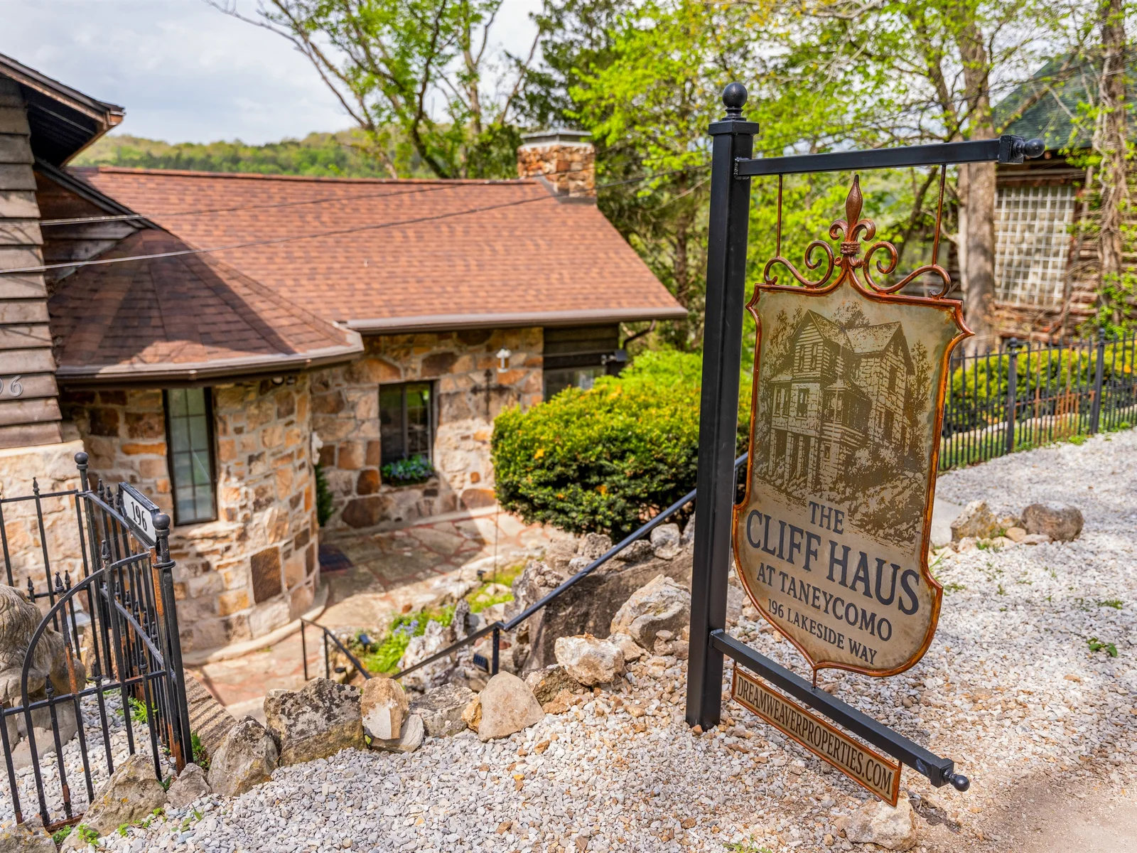 Welcome to The Cliff Haus at Lake Taneycomo.