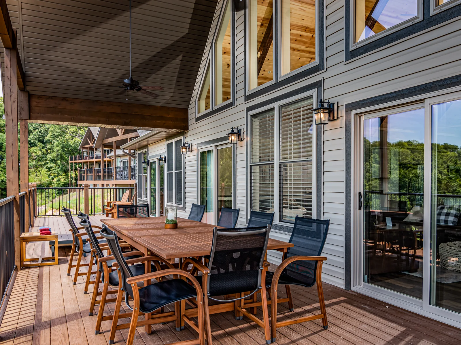 Amazing lakeviews on the decks too!