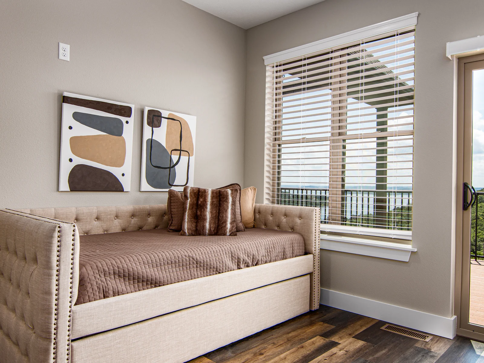 Daybed in King #1 room