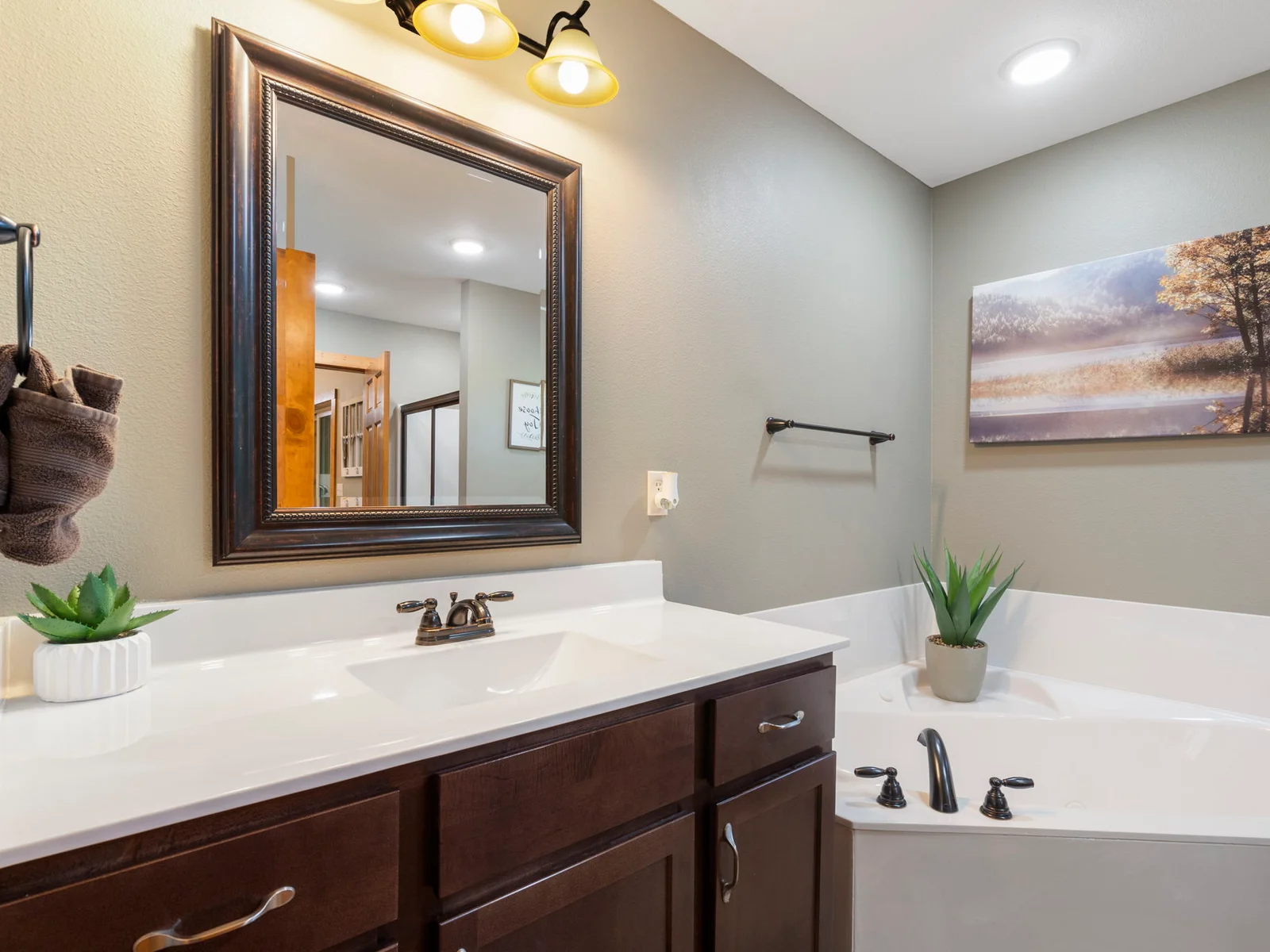 King #1 ensuite bathroom