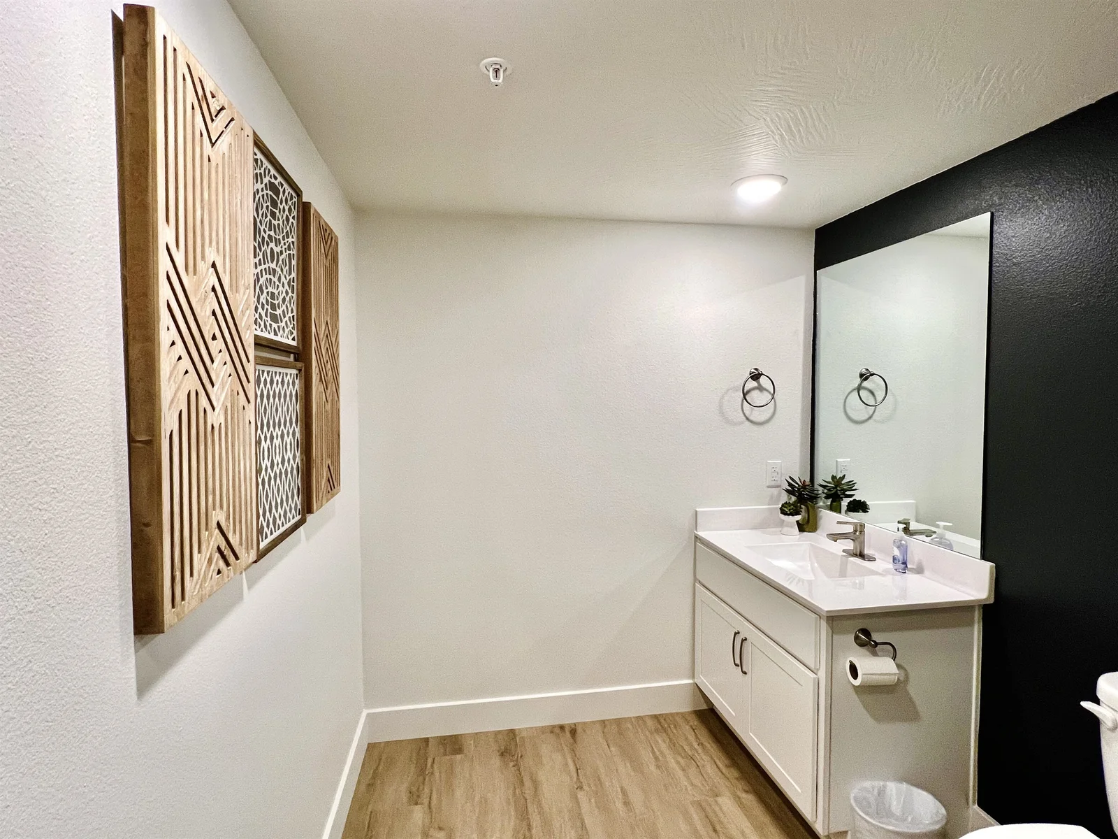 Spacious full bathroom