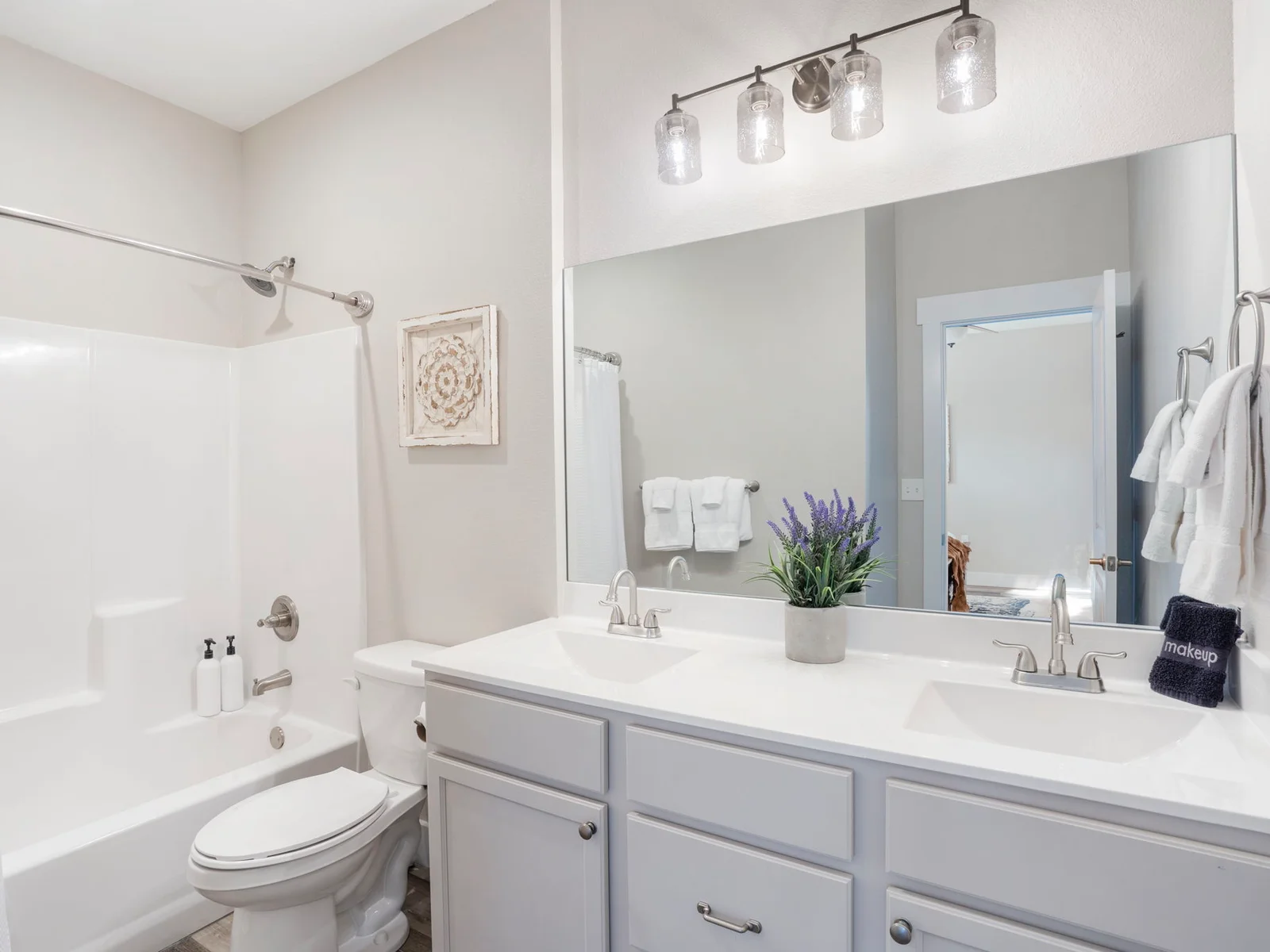Upper level king ensuite bath