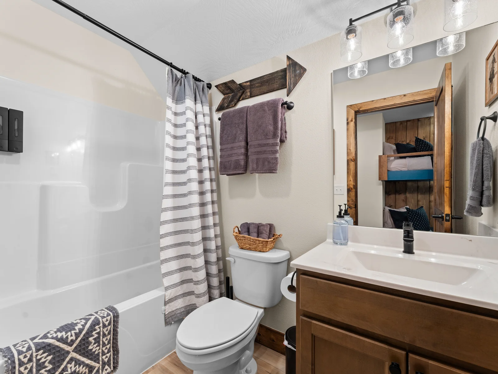 Bunkroom Ensuite w/ Tub/Shower Combo