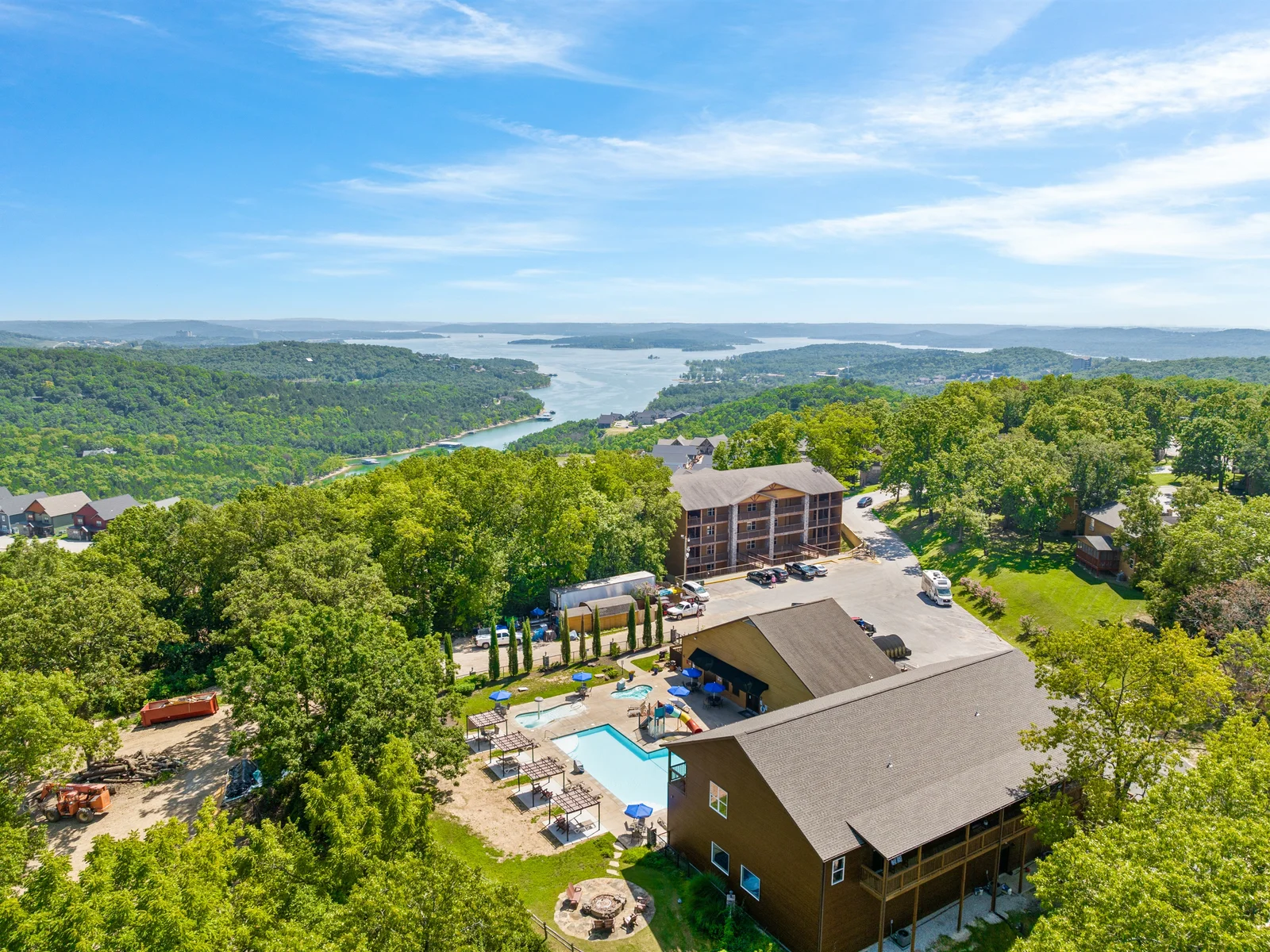 Outdoor Oasis: Stunning lake views and a fantastic pool area for endless summer fun!