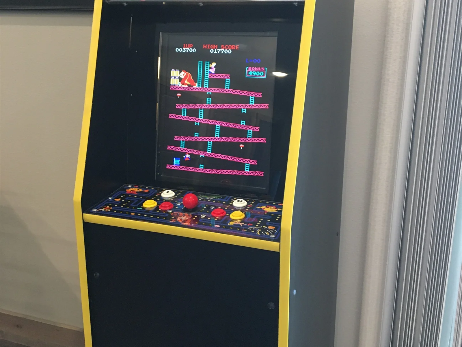 Stand-up arcade with +100 games!