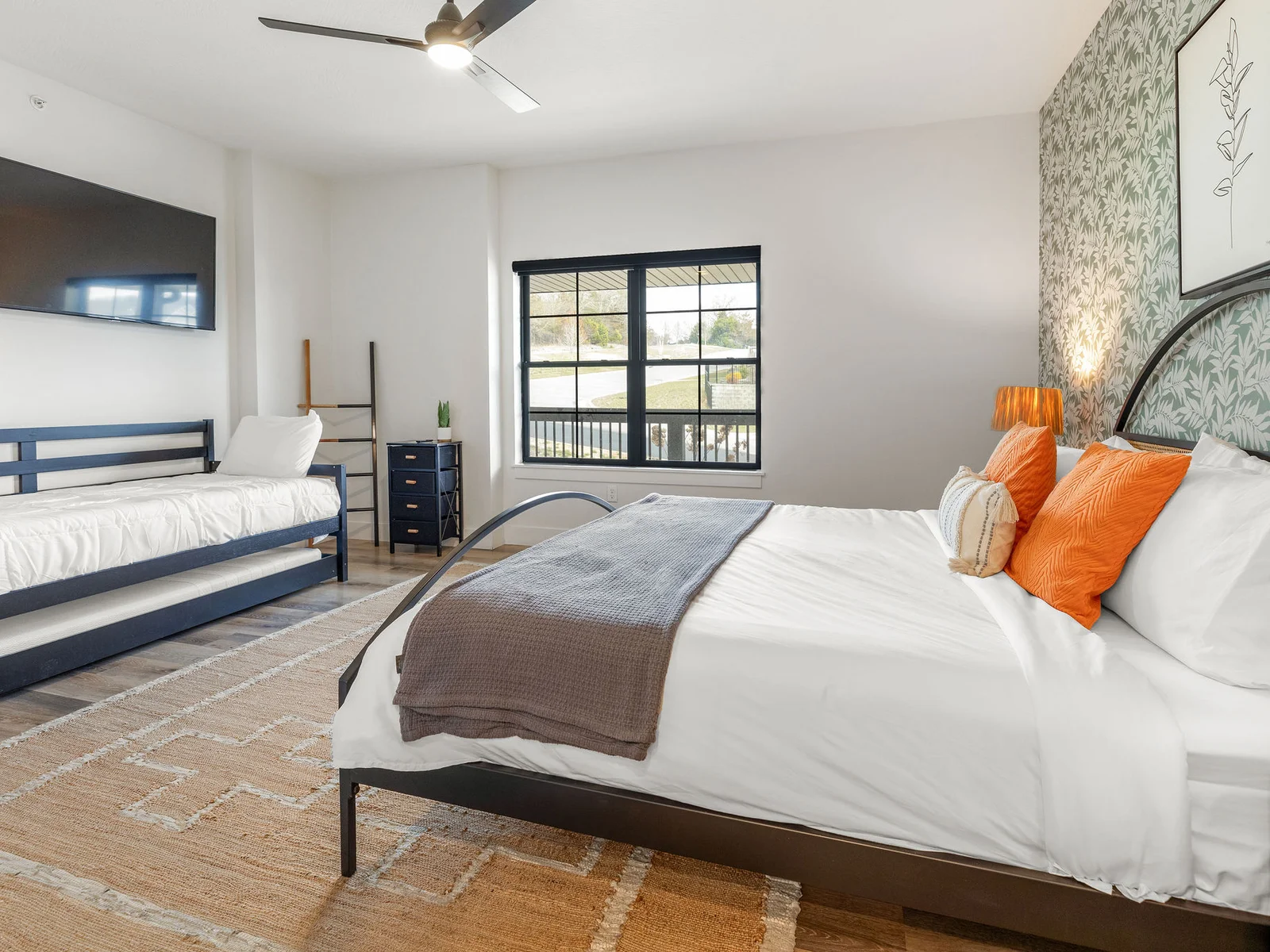 Main level King bedroom #2 w/ daybed and trundle, ensuite bath