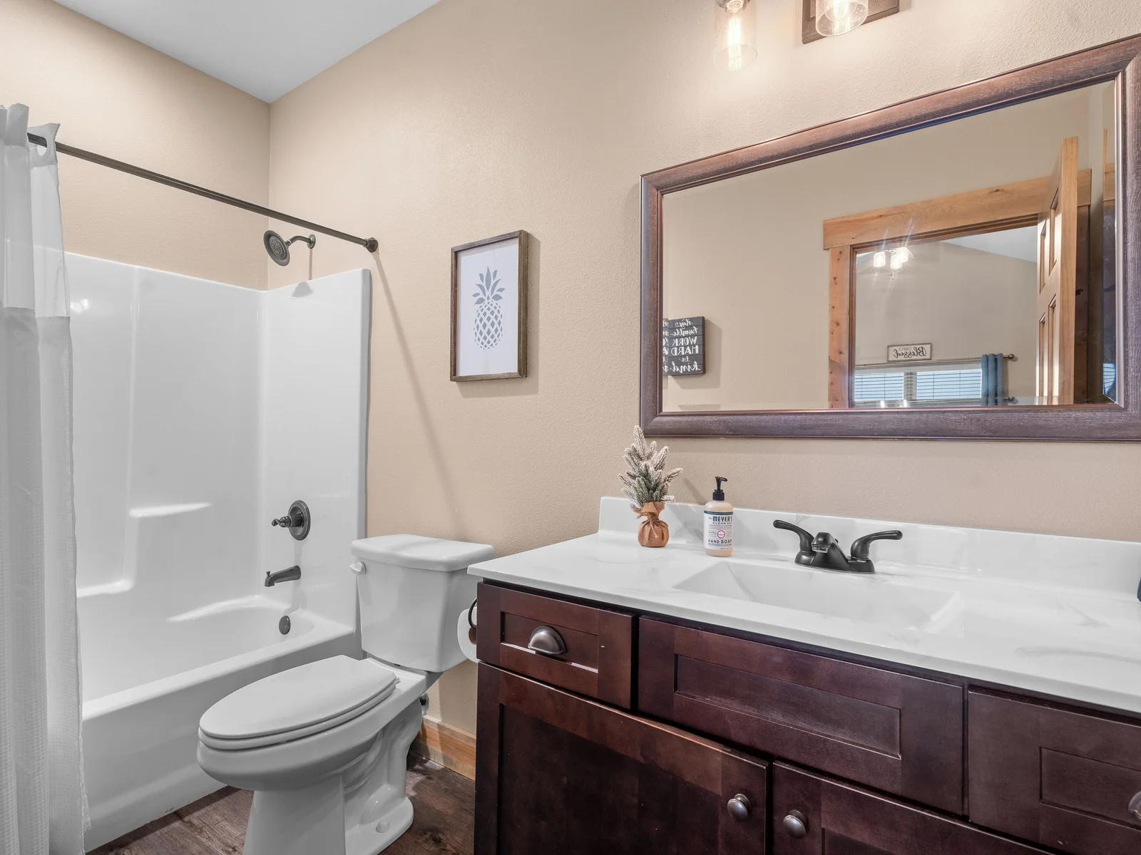 Bedroom #8 en-suite bath