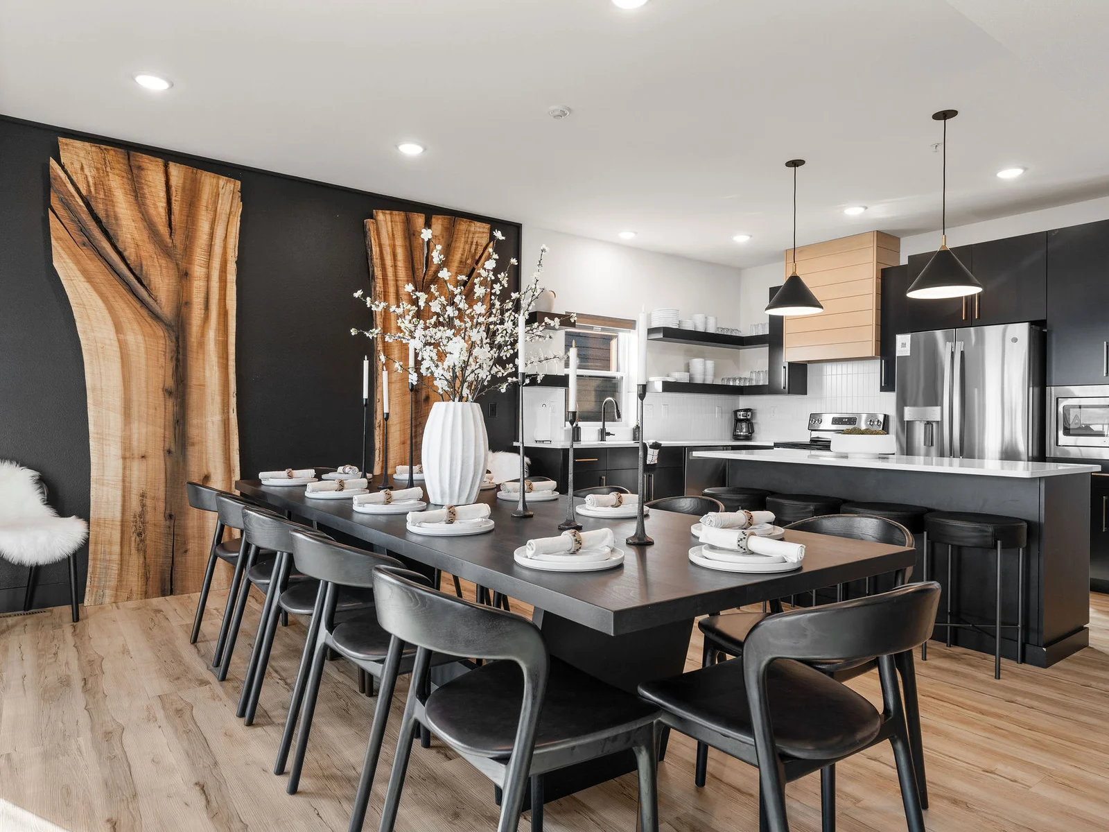 Seating for 12 around the dinner table!