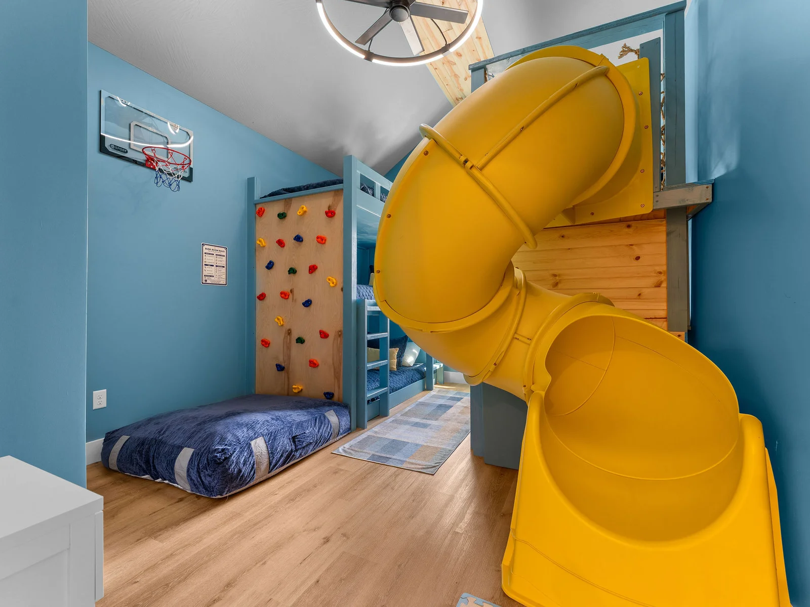 5 beds, a slide, rock wall, & basketball hoop = endless fun. 🏀🧗‍♀️