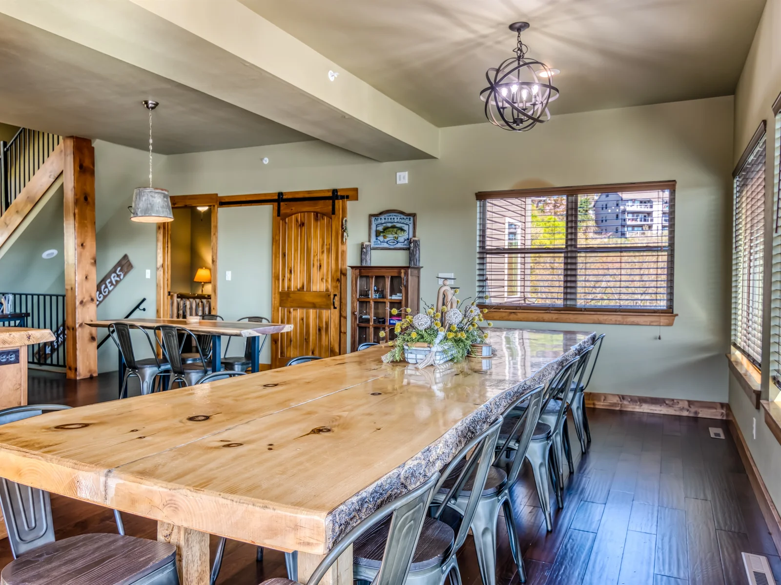 This dining table is absolutely beautiful