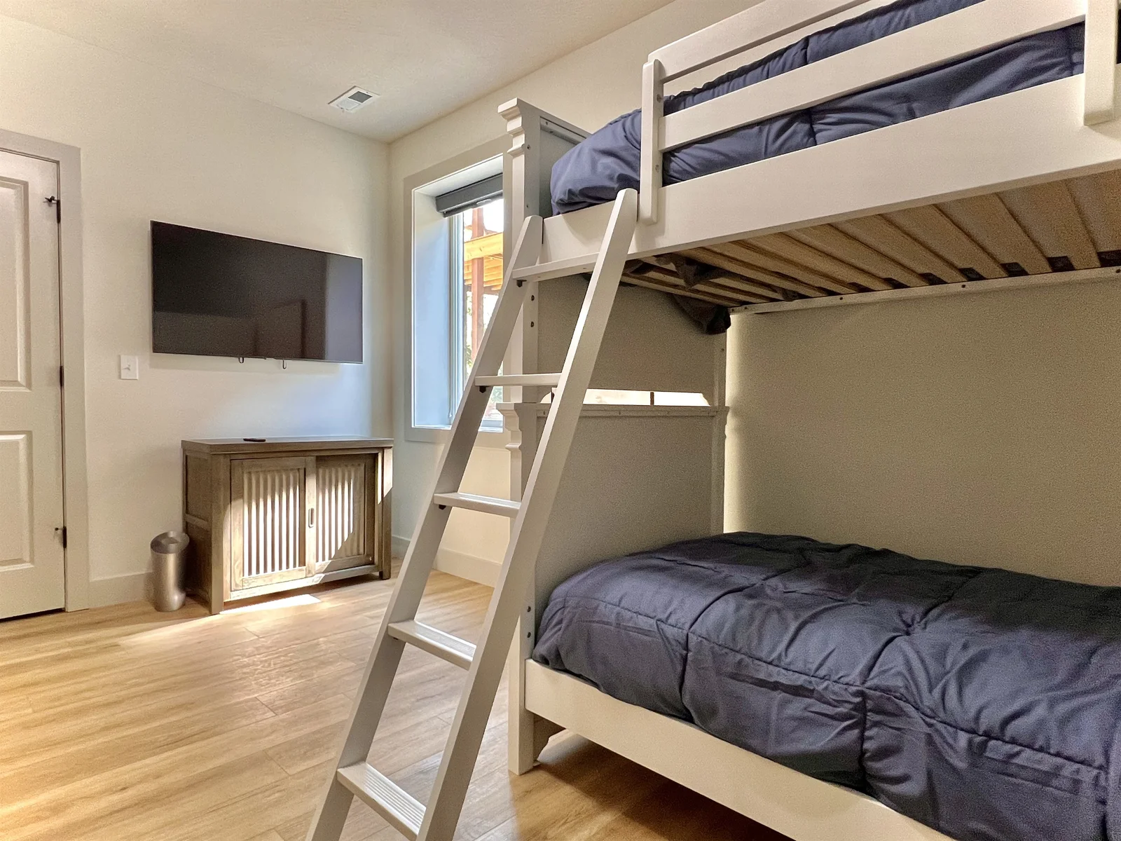 Bunk room sleeps 4 with twin beds