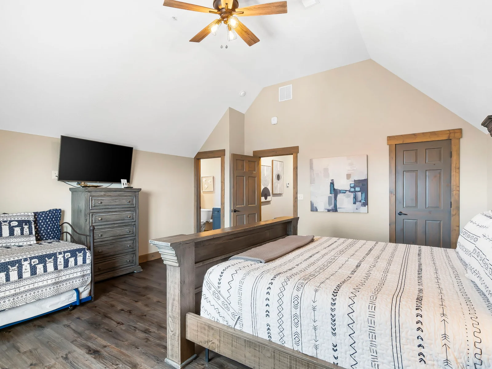Upstairs King bed #1 with Twin day bed and ensuite bathroom!