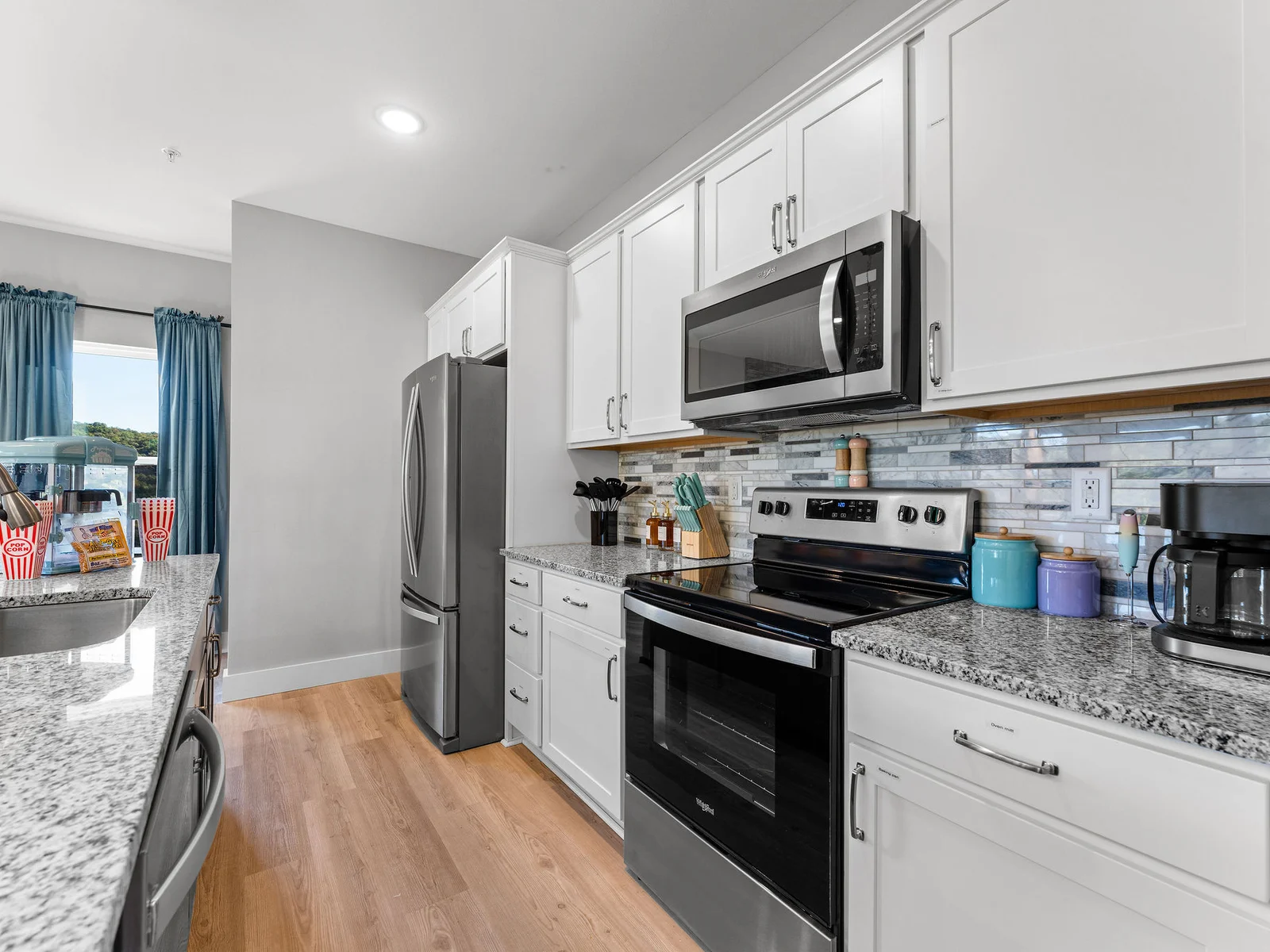 Full kitchen ready for you!