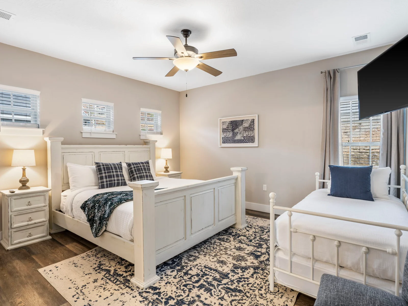 Upper level King #2 w/ ensuite bath