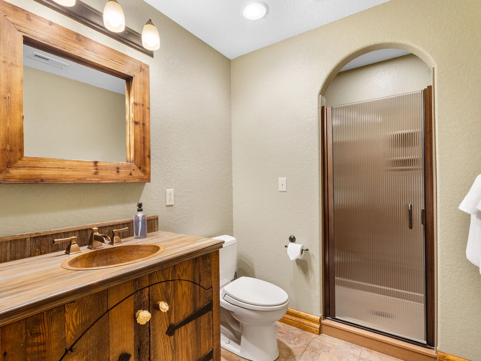 Shared bathroom between king bedroom #7 and #8