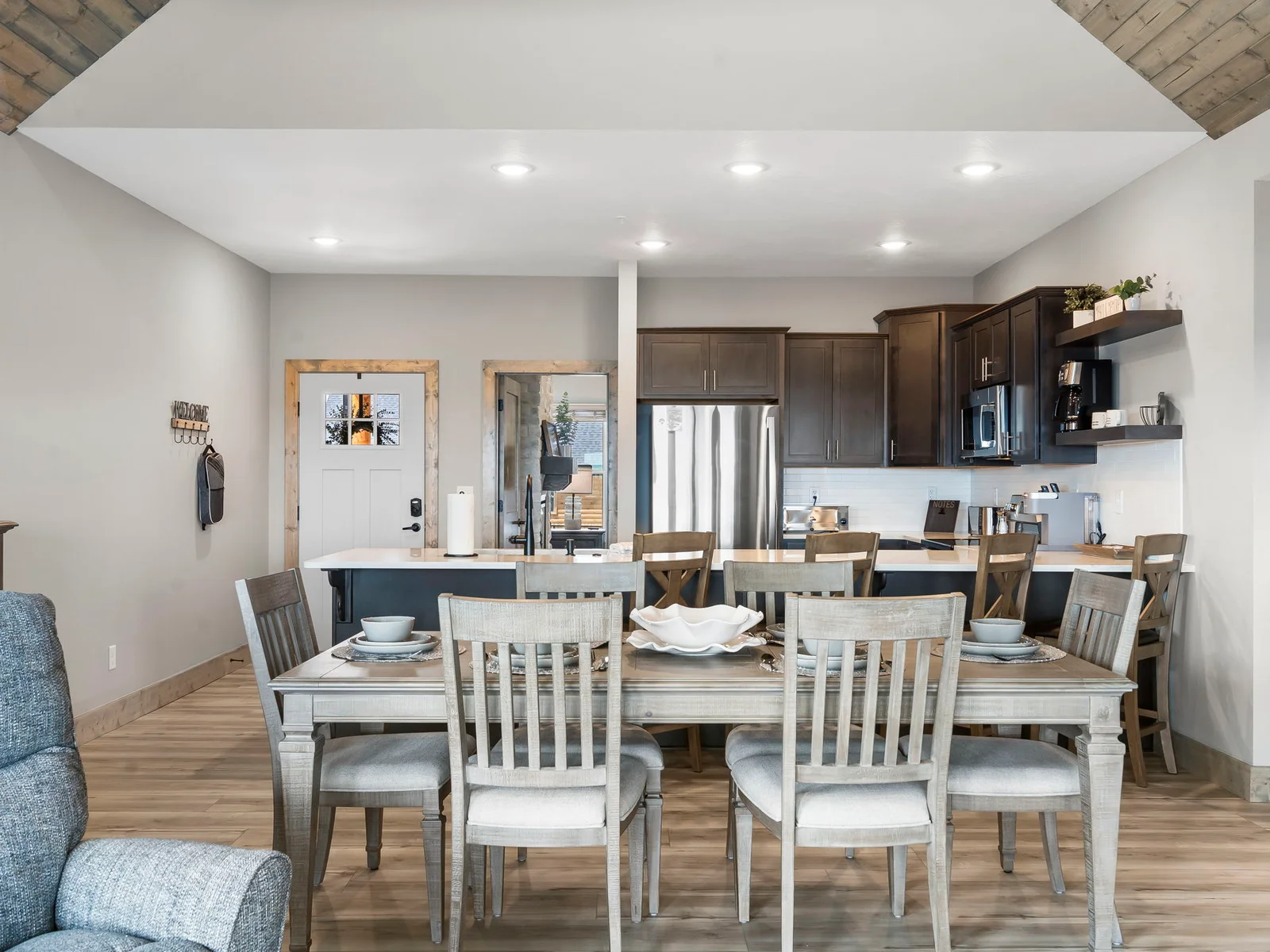 Dining and bar seating for 10