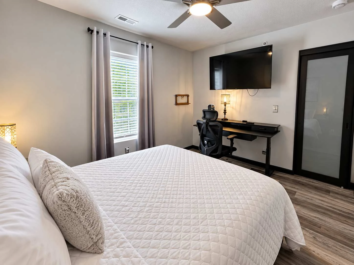 1st queen bedroom with steaming tv/large closet
