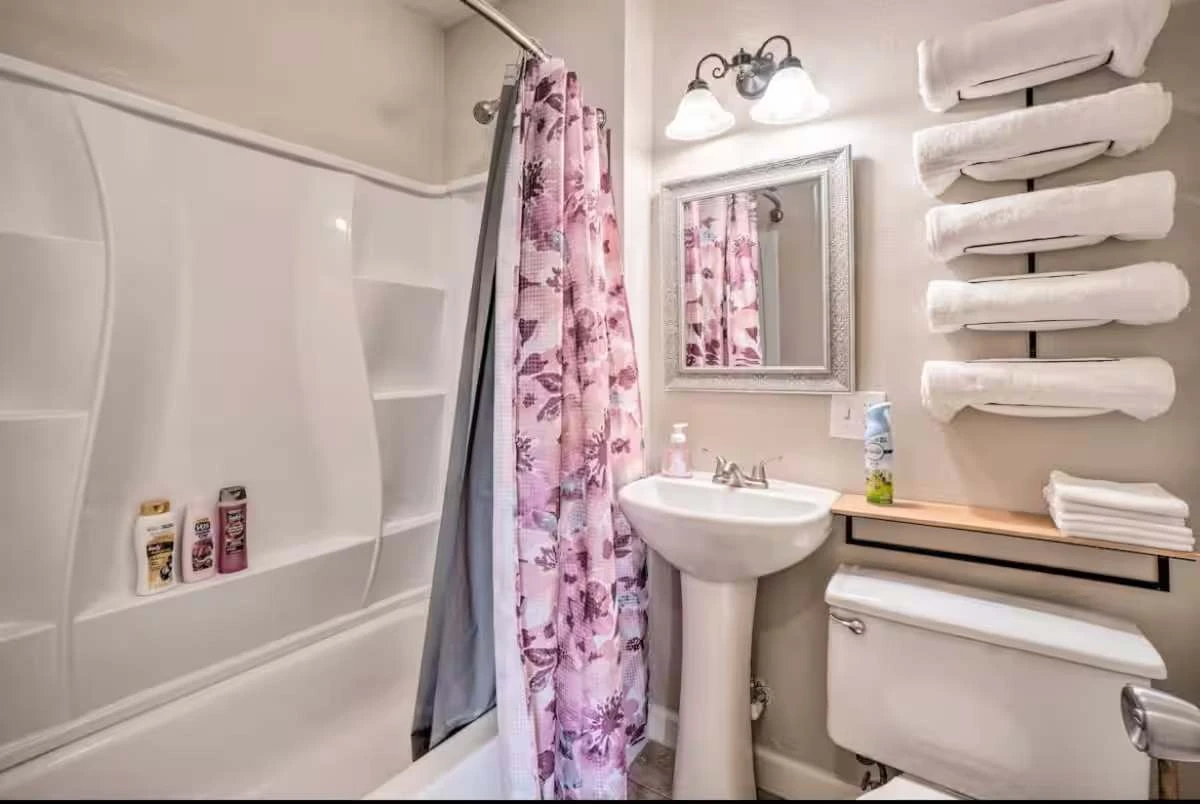 Full Bathroom 1