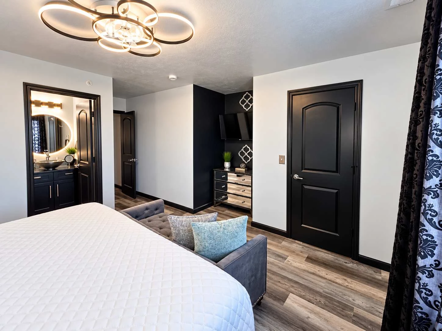 King master with streaming tv and closet/ensuite