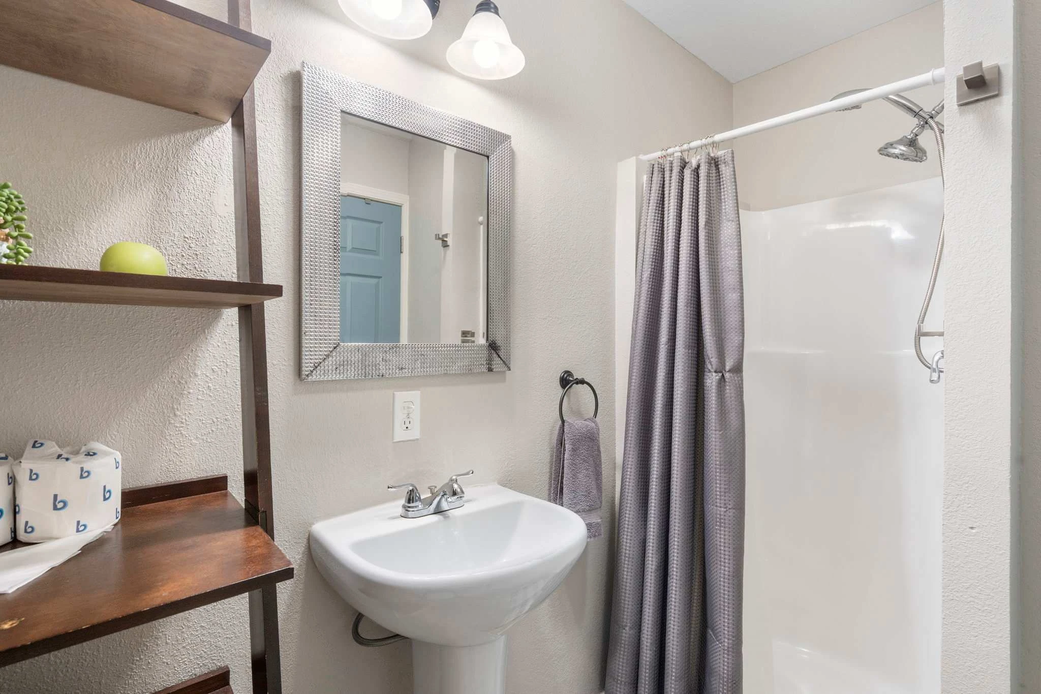 Full Bathroom 2
